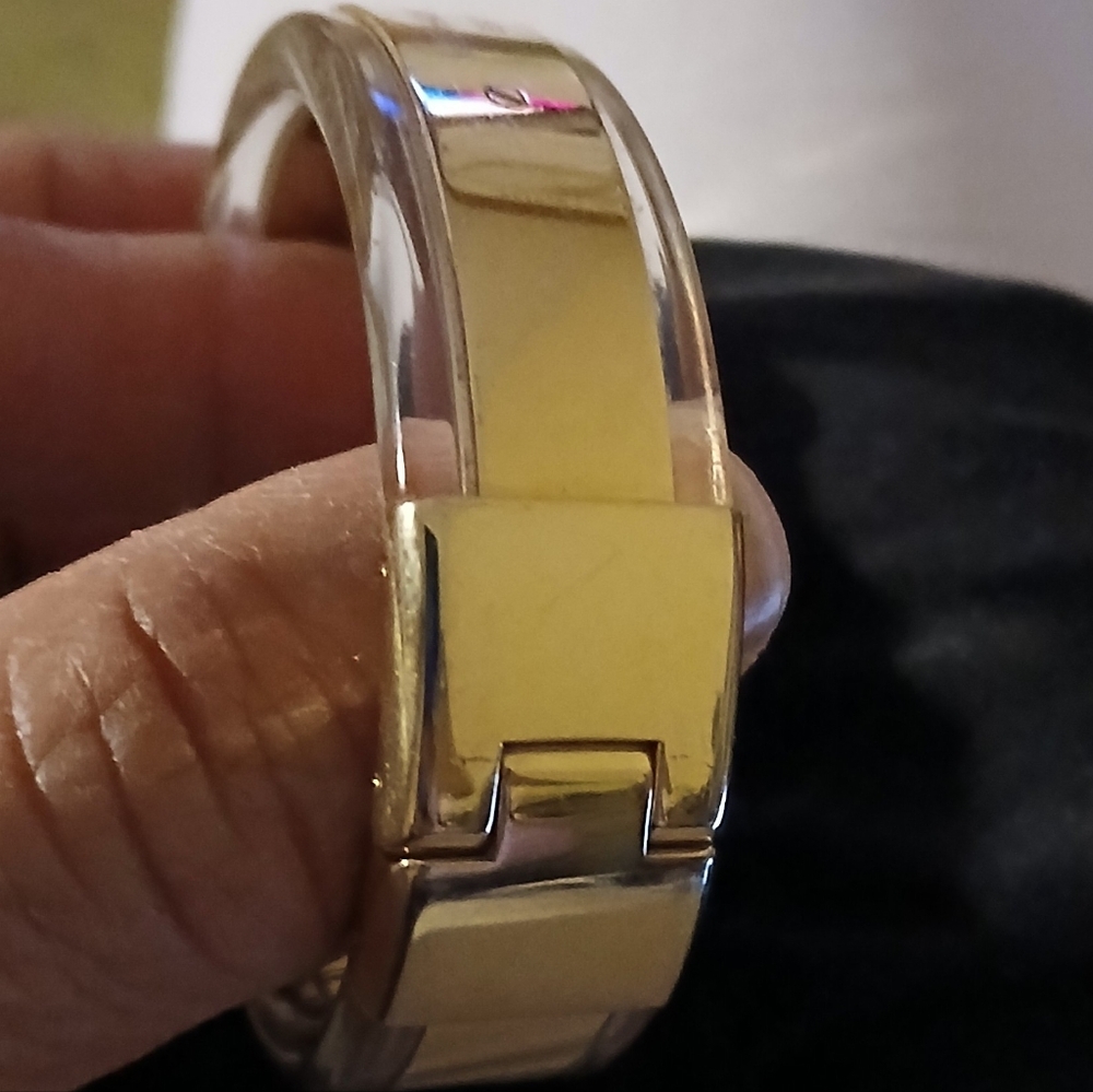 MICHAEL KORS GOLD TONE AND CLEAR ACETATE ACRYLIC HINGE BANGLE BRACELET